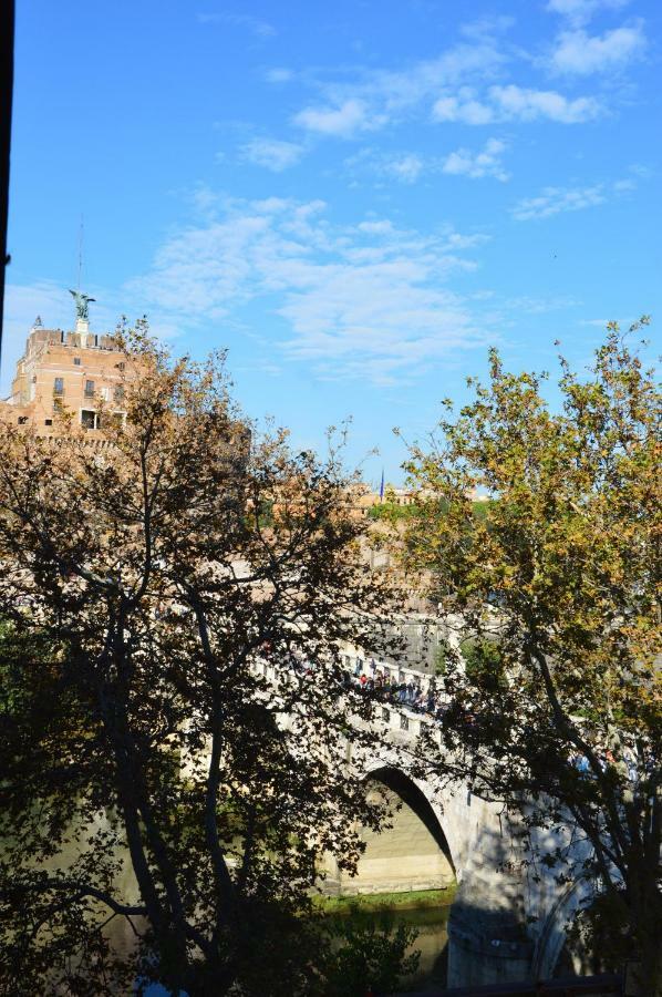 Una finestra su Castel Sant'Angelo Roma Exterior foto